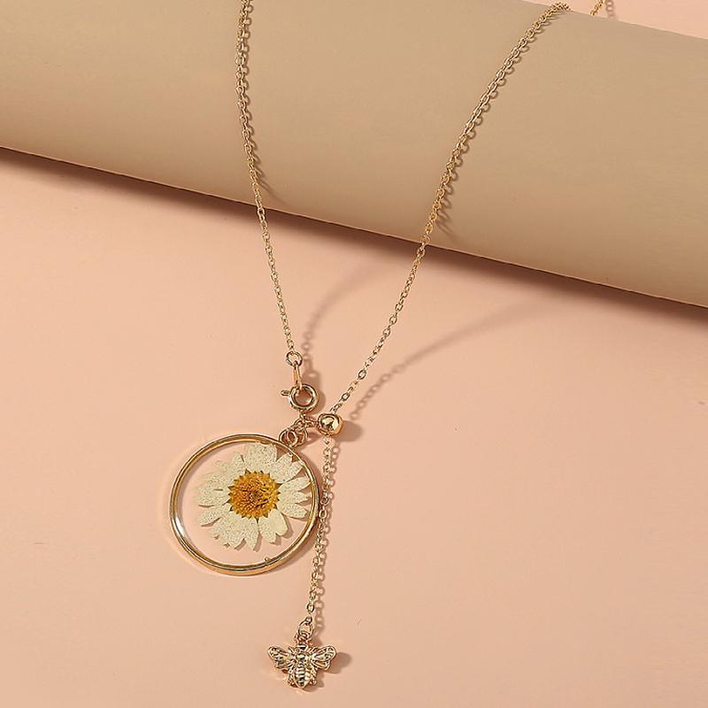 Teyou™ Vintage Daisies and Bees Pendant Necklace
